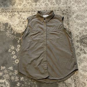 Columbia woman’s sleeveless top with collar size XL olive green GRT Omni dry